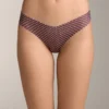 3 chiloți clasici de bikini cu decupaj în V, tăiate cu laser, din amestec de poliamidă invizibilă 3 chiloți clasici de bikini cu decupaj în V, tăiate cu laser, din amestec de poliamidă invizibilă