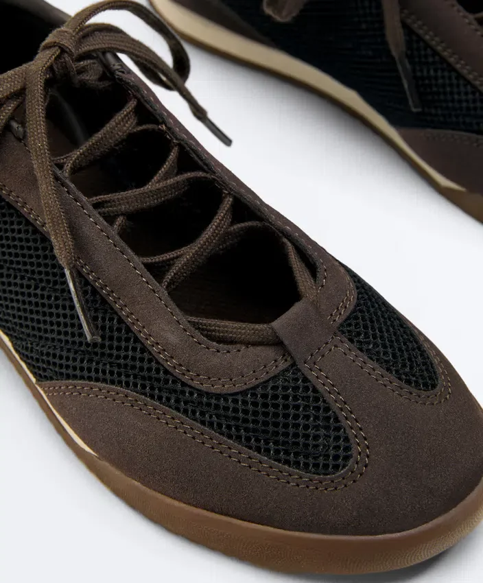 Adidași din plasă cu materiale mixte Adidași din plasă cu materiale mixte