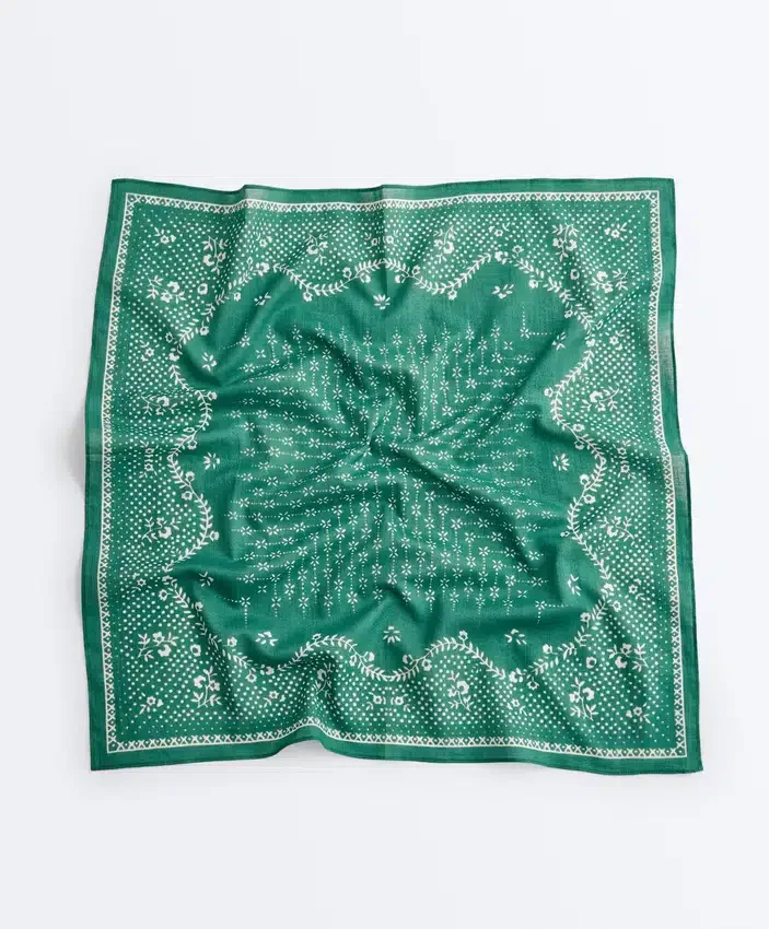 Bandana 100% bumbac cu imprimeu floral Bandana 100% bumbac cu imprimeu floral