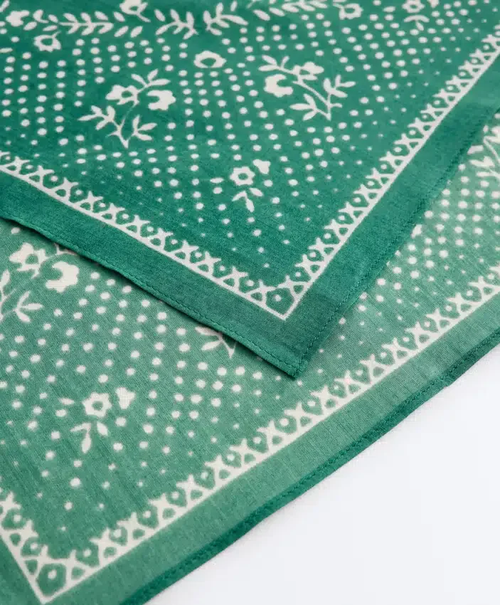 Bandana 100% bumbac cu imprimeu floral Bandana 100% bumbac cu imprimeu floral