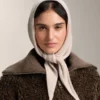 Bandana tricotată din 90% lână și 10% cașmir Bandana tricotată din 90% lână și 10% cașmir