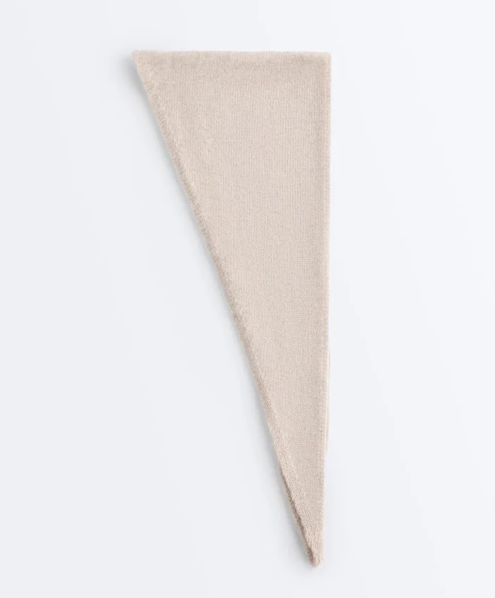 Bandana tricotată din 90% lână și 10% cașmir Bandana tricotată din 90% lână și 10% cașmir