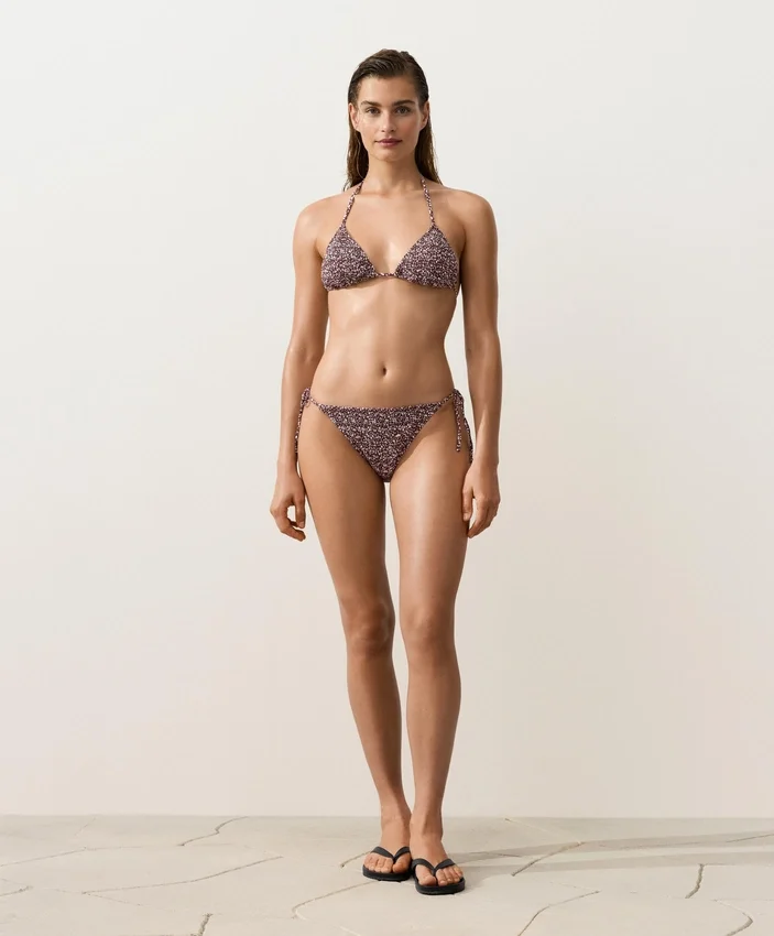 Bikinis triunghiuliari cu smocuri Bikinis triunghiuliari cu smocuri