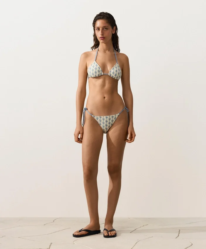 Bikinis triunghiuliari cu valuri contrastante croșetate Bikinis triunghiuliari cu valuri contrastante croșetate