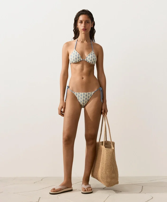 Bikinis triunghiuliari cu valuri contrastante croșetate Bikinis triunghiuliari cu valuri contrastante croșetate