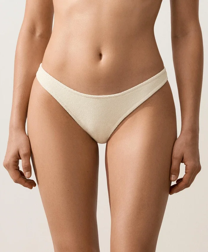 Chiloți de bikini brazilian cu decupaj în U și țesătură șifonată Chiloți de bikini brazilian cu decupaj în U și țesătură șifonată