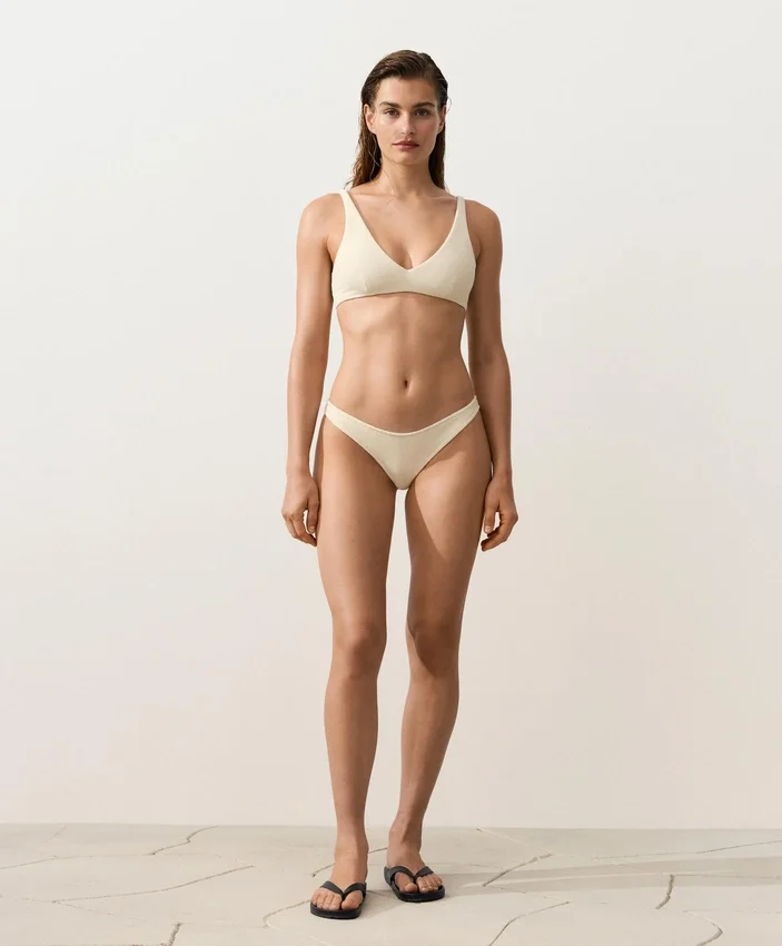 Chiloți de bikini brazilian cu decupaj în U și țesătură șifonată Chiloți de bikini brazilian cu decupaj în U și țesătură șifonată