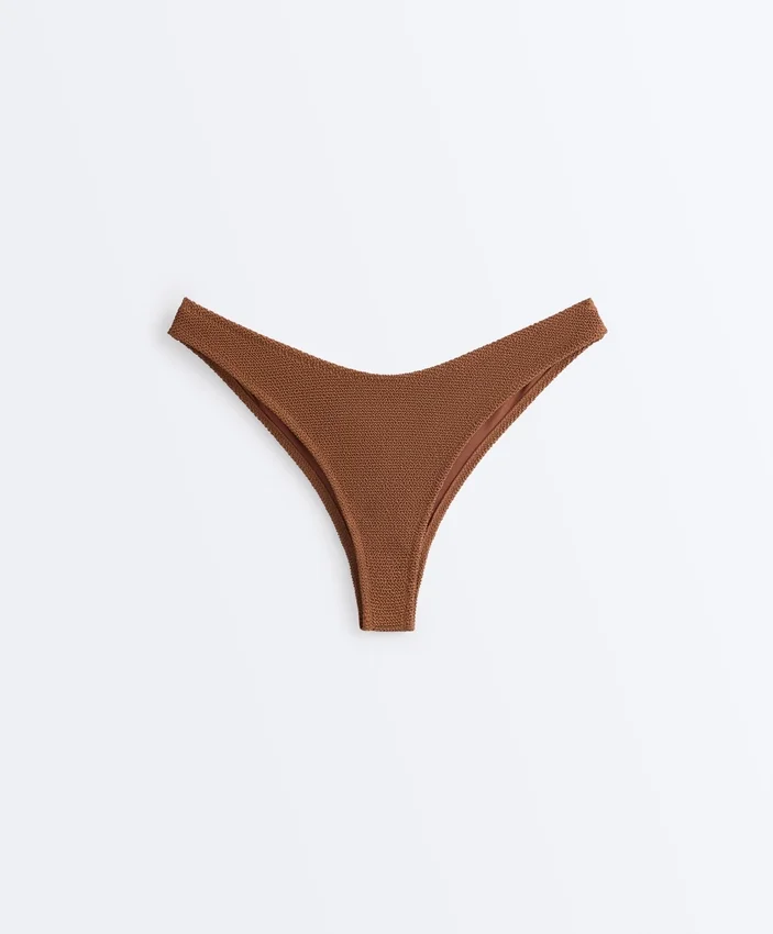 Chiloți de bikini brazilian cu decupaj în U și țesătură șifonată Chiloți de bikini brazilian cu decupaj în U și țesătură șifonată