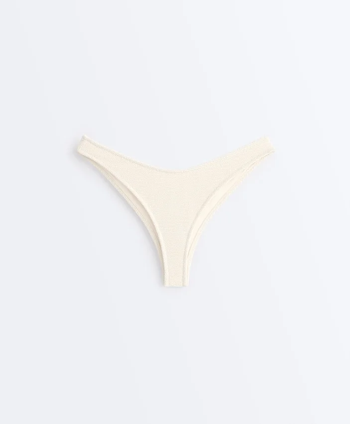 Chiloți de bikini brazilian cu decupaj în U și țesătură șifonată Chiloți de bikini brazilian cu decupaj în U și țesătură șifonată