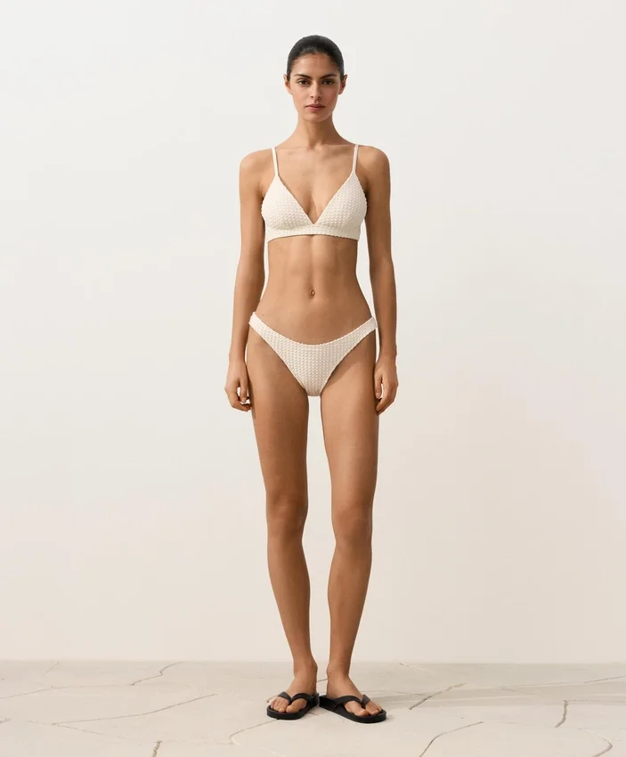 Chiloți de bikini cu acoperire medie, croi în U și textură cu bule, din croșetat Chiloți de bikini cu acoperire medie, croi în U și textură cu bule, din croșetat