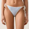 Chiloți de bikini cu acoperire medie, cu dungi texturate și legături Chiloți de bikini cu acoperire medie, cu dungi texturate și legături