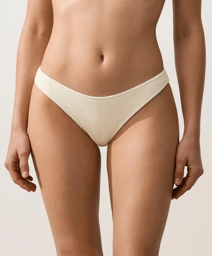 Chiloți de bikini cu acoperire medie, decupaj în U și țesătură șifonată Chiloți de bikini cu acoperire medie, decupaj în U și țesătură șifonată
