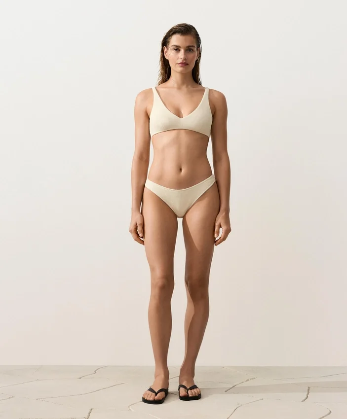 Chiloți de bikini cu acoperire medie, decupaj în U și țesătură șifonată Chiloți de bikini cu acoperire medie, decupaj în U și țesătură șifonată