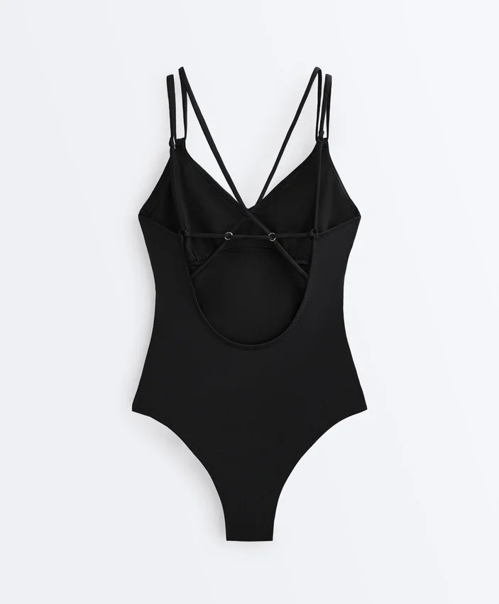 Costume de baie cu bretele încrucișate Costume de baie cu bretele încrucișate