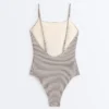 Costume de baie triunghiular cu dungi Costume de baie triunghiular cu dungi