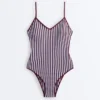 Costume de baie triunghiular cu dungi texturate Costume de baie triunghiular cu dungi texturate