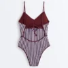 Costume de baie triunghiular cu dungi texturate Costume de baie triunghiular cu dungi texturate