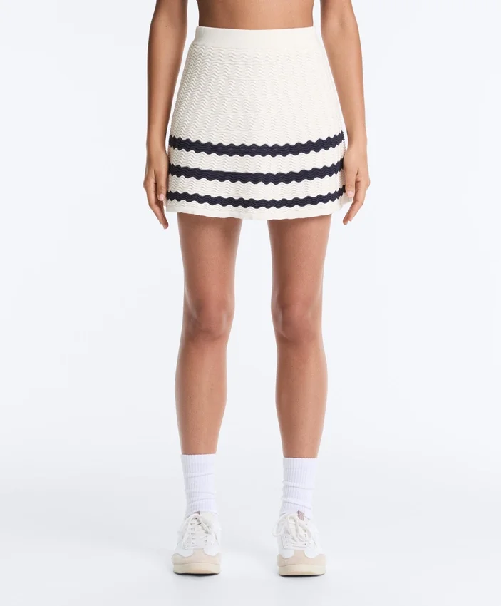 Fustă scurtă din tricot cu textură ondulată Fustă scurtă din tricot cu textură ondulată