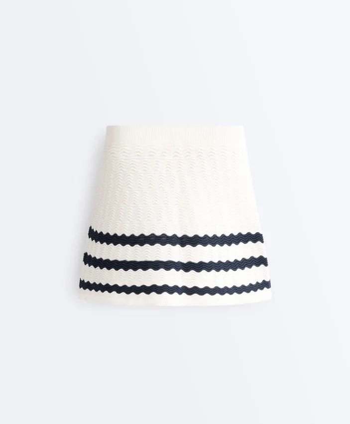 Fustă scurtă din tricot cu textură ondulată Fustă scurtă din tricot cu textură ondulată