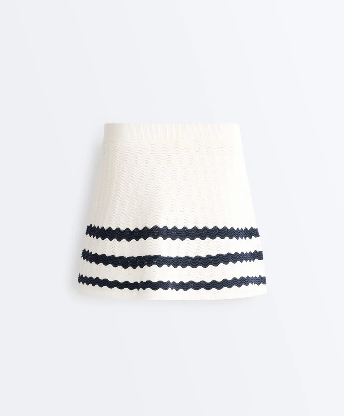 Fustă scurtă din tricot cu textură ondulată Fustă scurtă din tricot cu textură ondulată