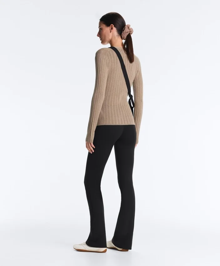 Geci din tricot cu nervuri, cu închidere cu legături laterale Geci din tricot cu nervuri, cu închidere cu legături laterale