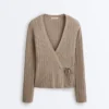 Geci din tricot cu nervuri, cu închidere cu legături laterale Geci din tricot cu nervuri, cu închidere cu legături laterale