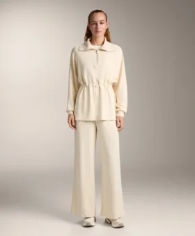 hanorac cu jumtate de fermoar din modal soft touch la atingere 2 1 280x339 - Pantaloni drepți cu croi drept și nervuri laterale, din modal Soft Touch