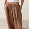 Pantaloni balon din in 100% cu imprimeu în dungi Pantaloni balon din in 100% cu imprimeu în dungi