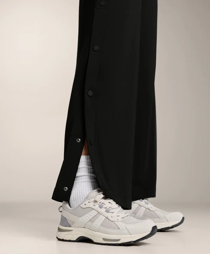Pantaloni cu croi drept, cu nasturi și bordură din modal Soft Touch Pantaloni cu croi drept, cu nasturi și bordură din modal Soft Touch