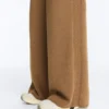 Pantaloni cu croi drept și structură tricotată lateral Pantaloni cu croi drept și structură tricotată lateral