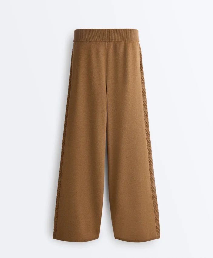 Pantaloni cu croi drept și structură tricotată lateral Pantaloni cu croi drept și structură tricotată lateral