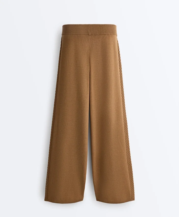 Pantaloni cu croi drept și structură tricotată lateral Pantaloni cu croi drept și structură tricotată lateral
