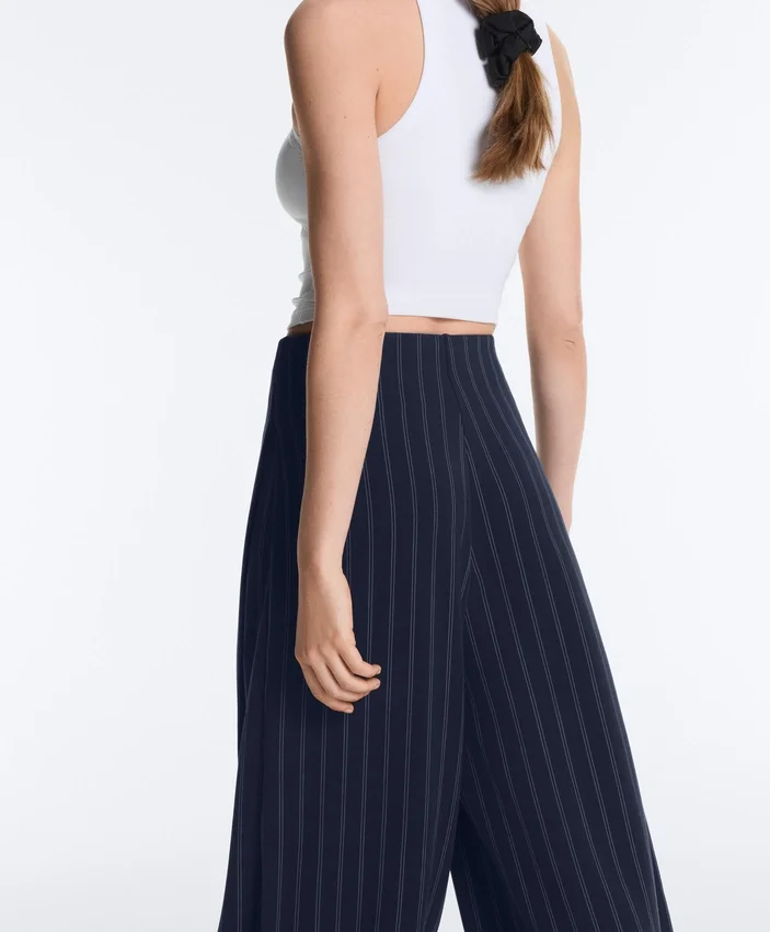 Pantaloni cu croi larg, cu textură Soft Touch, cu pliuri laterale și din modal Pantaloni cu croi larg, cu textură Soft Touch, cu pliuri laterale și din modal