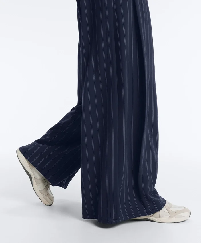 Pantaloni cu croi larg, cu textură Soft Touch, cu pliuri laterale și din modal Pantaloni cu croi larg, cu textură Soft Touch, cu pliuri laterale și din modal
