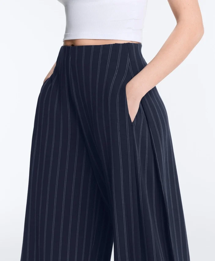 Pantaloni cu croi larg, cu textură Soft Touch, cu pliuri laterale și din modal Pantaloni cu croi larg, cu textură Soft Touch, cu pliuri laterale și din modal