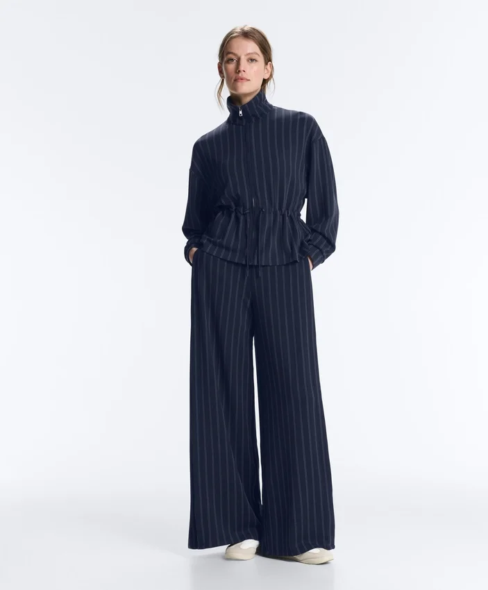 Pantaloni cu croi larg, cu textură Soft Touch, cu pliuri laterale și din modal Pantaloni cu croi larg, cu textură Soft Touch, cu pliuri laterale și din modal