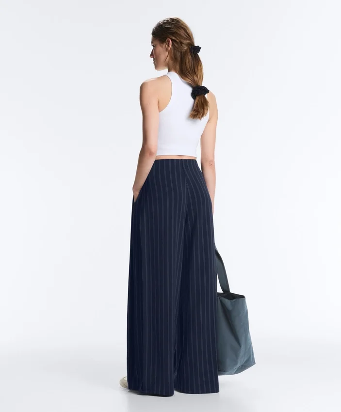Pantaloni cu croi larg, cu textură Soft Touch, cu pliuri laterale și din modal Pantaloni cu croi larg, cu textură Soft Touch, cu pliuri laterale și din modal
