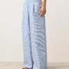 Pantaloni cu croi larg din amestec de bumbac, cu dungi Pantaloni cu croi larg din amestec de bumbac, cu dungi