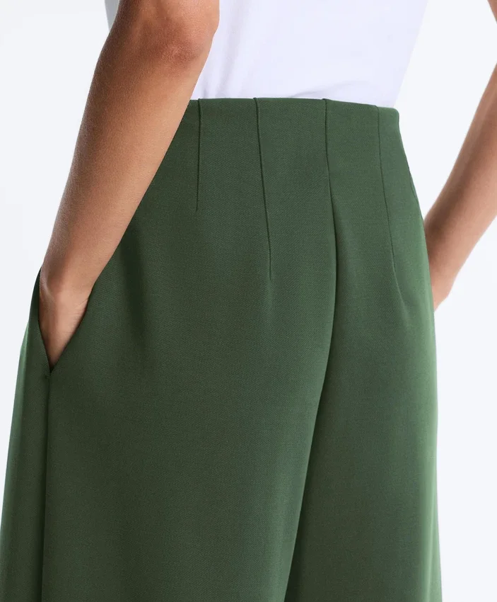 Pantaloni cu talie înaltă, croi larg, din țesătură de sargă, cu pliuri Pantaloni cu talie înaltă, croi larg, din țesătură de sargă, cu pliuri