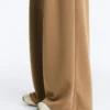 Pantaloni cu talie înaltă, croi larg, din țesătură de sargă, cu pliuri Pantaloni cu talie înaltă, croi larg, din țesătură de sargă, cu pliuri