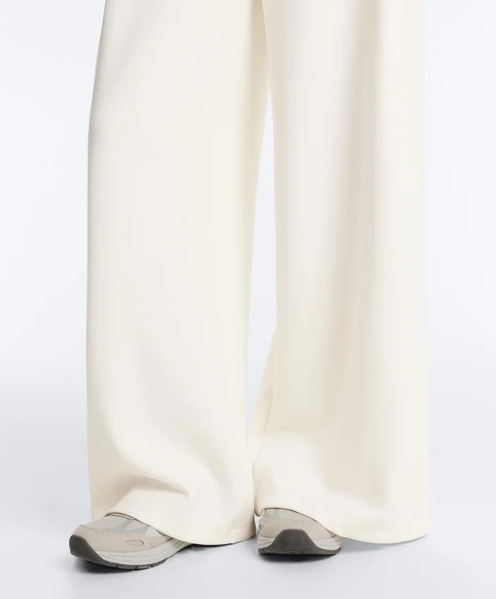 Pantaloni cu talie înaltă, croi larg, din țesătură de sargă, cu pliuri Pantaloni cu talie înaltă, croi larg, din țesătură de sargă, cu pliuri