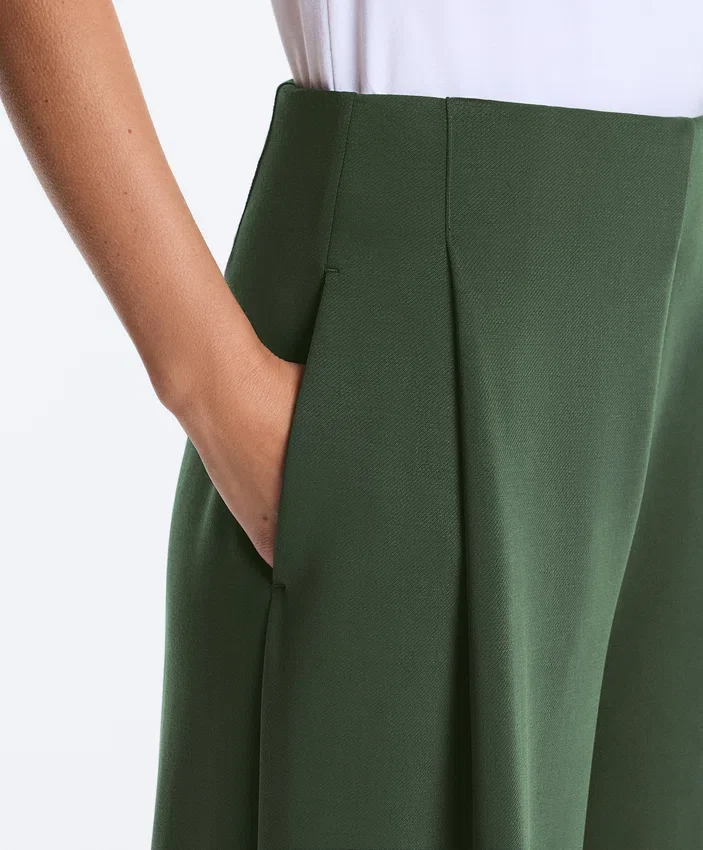 Pantaloni cu talie înaltă, croi larg, din țesătură de sargă, cu pliuri Pantaloni cu talie înaltă, croi larg, din țesătură de sargă, cu pliuri
