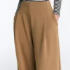 Pantaloni cu talie înaltă, croi larg, din țesătură de sargă, cu pliuri Pantaloni cu talie înaltă, croi larg, din țesătură de sargă, cu pliuri
