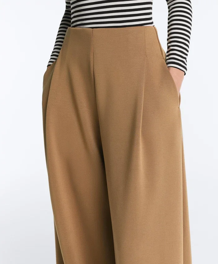Pantaloni cu talie înaltă, croi larg, din țesătură de sargă, cu pliuri Pantaloni cu talie înaltă, croi larg, din țesătură de sargă, cu pliuri