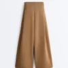 Pantaloni cu talie înaltă, croi larg, din țesătură de sargă, cu pliuri Pantaloni cu talie înaltă, croi larg, din țesătură de sargă, cu pliuri