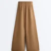 Pantaloni cu talie înaltă, croi larg, din țesătură de sargă, cu pliuri Pantaloni cu talie înaltă, croi larg, din țesătură de sargă, cu pliuri