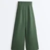 Pantaloni cu talie înaltă, croi larg, din țesătură de sargă, cu pliuri Pantaloni cu talie înaltă, croi larg, din țesătură de sargă, cu pliuri