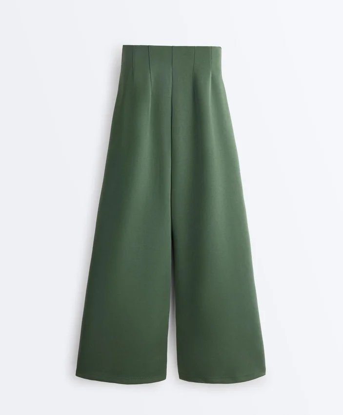 Pantaloni cu talie înaltă, croi larg, din țesătură de sargă, cu pliuri Pantaloni cu talie înaltă, croi larg, din țesătură de sargă, cu pliuri
