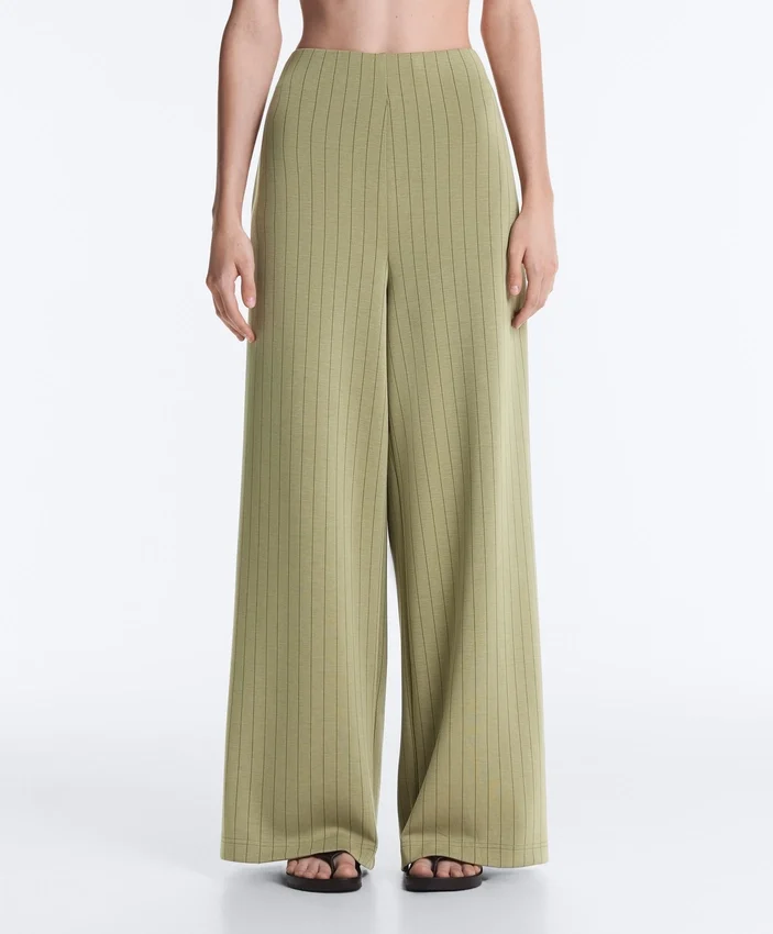 Pantaloni cu talie înaltă, croi larg și dungi fine, cu textură Soft Touch Pantaloni cu talie înaltă, croi larg și dungi fine, cu textură Soft Touch