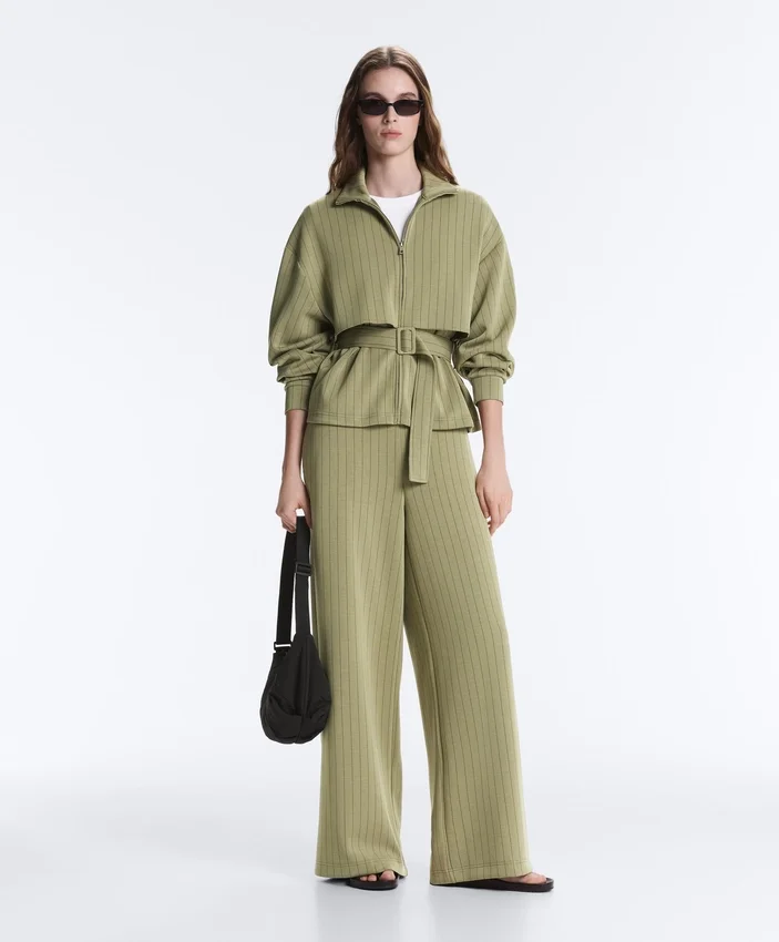 Pantaloni cu talie înaltă, croi larg și dungi fine, cu textură Soft Touch Pantaloni cu talie înaltă, croi larg și dungi fine, cu textură Soft Touch